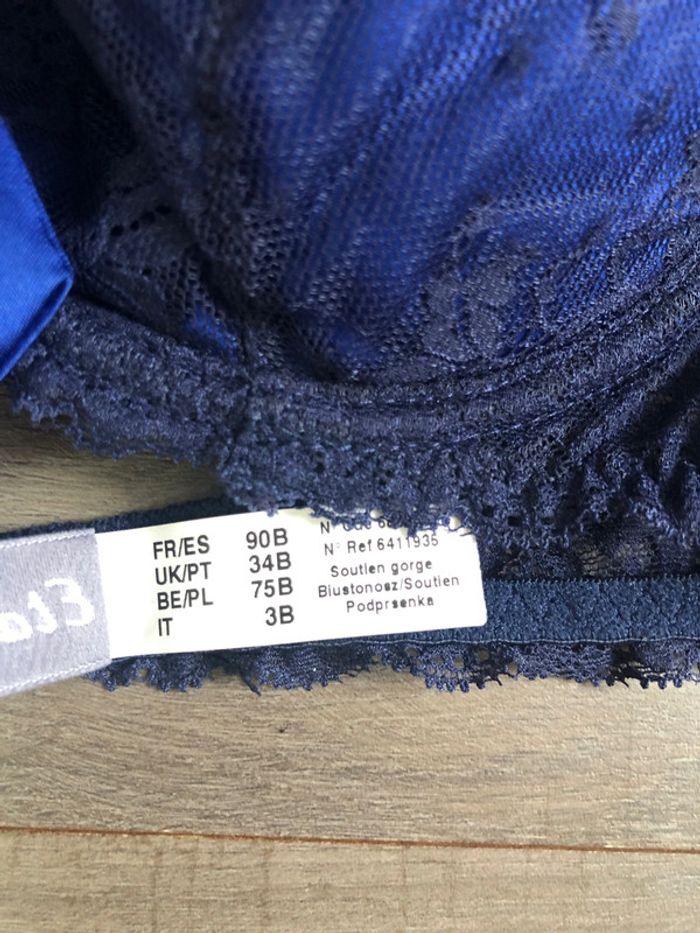Très joli soutien gorge triangle Etam avec dentelle taille 90B bleu nuit - photo numéro 6