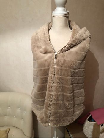Blouson en fausse fourrure beige
