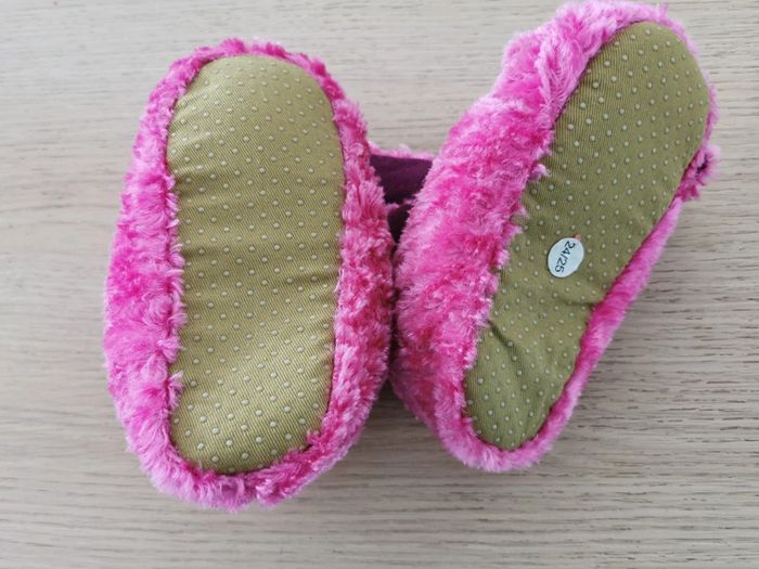 Chaussons roses 24/25 neufs - photo numéro 3