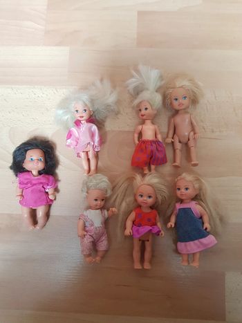 Lot de 7 mini poupées.