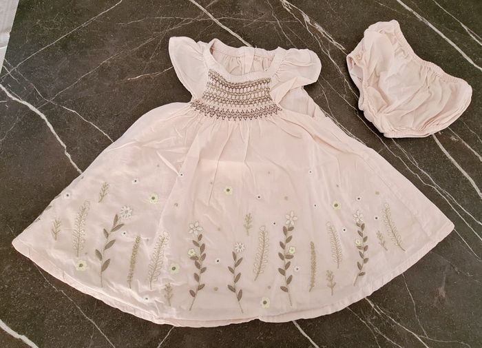 Robe rose brodée avec culotte  du pareil au même 18 mois en parfait état