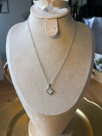 Collier trèfle à quatre feuilles 