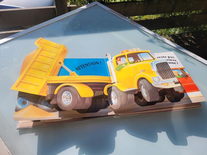Superbe livre Pop-up Vrrroum! Mango jeunesse, À chaque page, un camion surgit! 62 - photo numéro 7