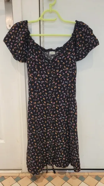 Robe courte imprimé fleurs boutonnage devant manches ballon