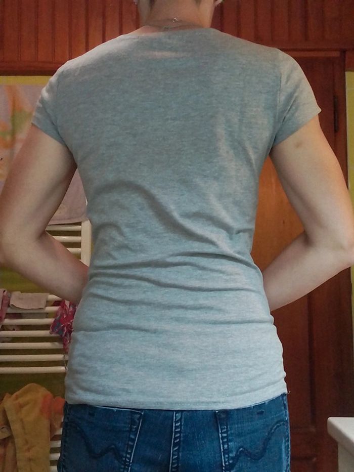 T-shirt gris femme motif drapeaux sur lèvres - photo numéro 6