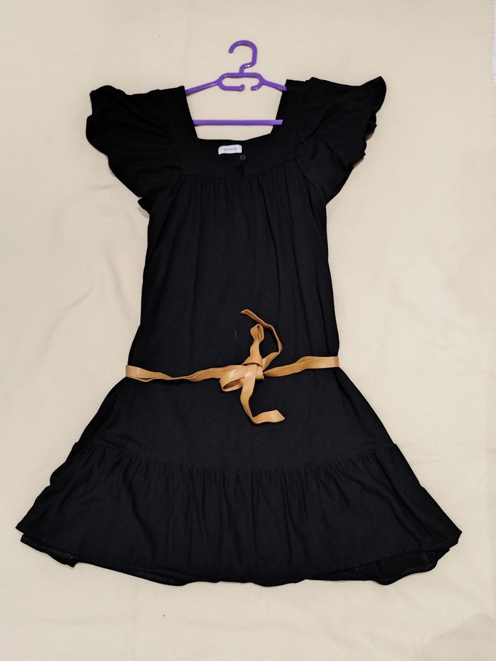 Robe noire avec ceinture marron