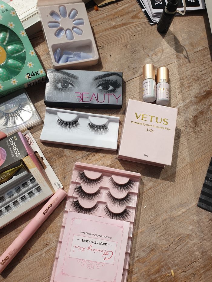 Lot huda beauty et d'autres faux cils et ongle