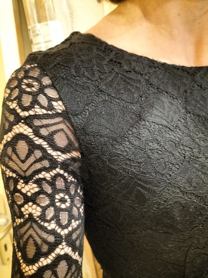Robe en dentelle noire, partiellement ajourée - photo numéro 7