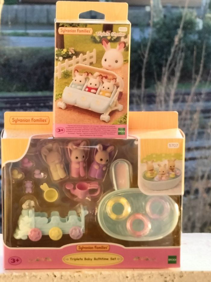 Les triplés lapin crème et accessoires de bain et la poussette triple