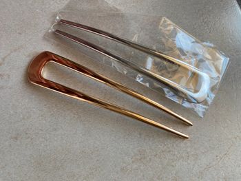 Attache cheveux en métal argenté et doré