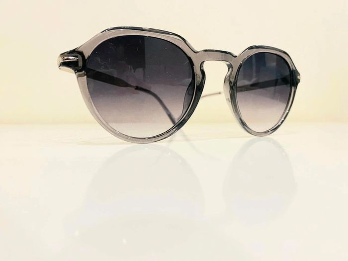 Lunette de soleil mixte grise et argentée UV protection catégorie 3 - photo numéro 2