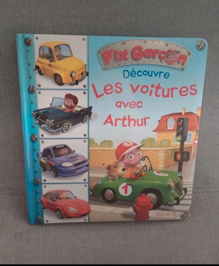 Livre petit garçon découvre les voitures avec Arthur
