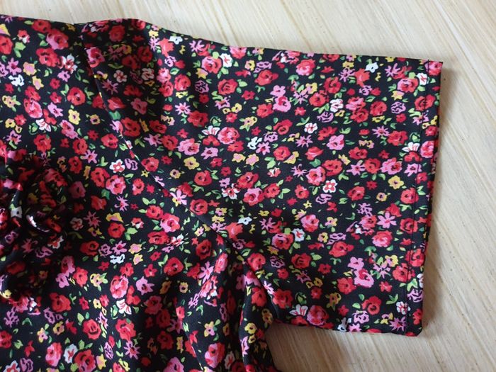 Belle robe noire à fleurs - photo numéro 5