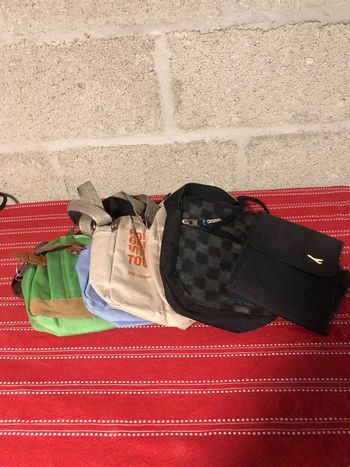 Plusieurs petits sacs bandoulière en bon état
