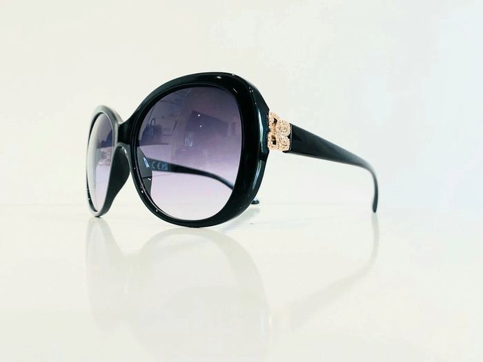 Lunette de soleil femme masque noire et dorée verres dégradés UV protection catégorie 3