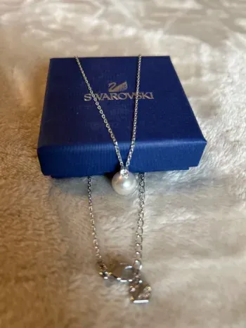Collier Swarovski argentée avec perle de culture et pierres Swarovski
