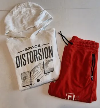 Lots un sweat blanc à capuche et un jogging