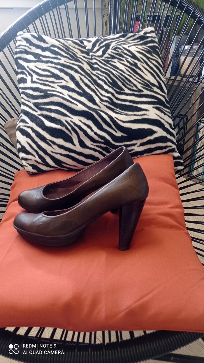 Escarpins Wonders cuir coloris taupe marron pointure 36.tbe - photo numéro 2