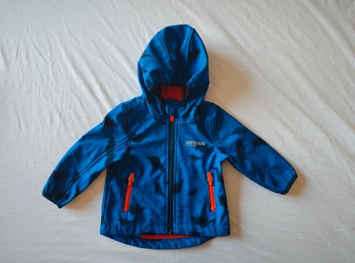 Très jolie veste imperméable doublée polaire dinosaures 12 mois
