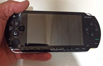 Sony PSP 1004 + 57 jeux cultes, Carte micro SD 64GB rapide, écouteurs PSP , câble de charge & coque