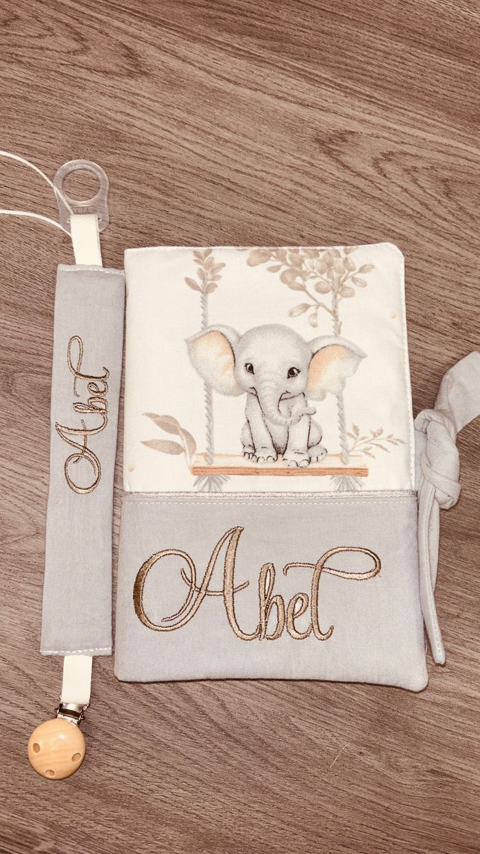Protège carnet de santé personnalisé 🧵 Brodé prénom – Cadeau naissance unique - photo numéro 4