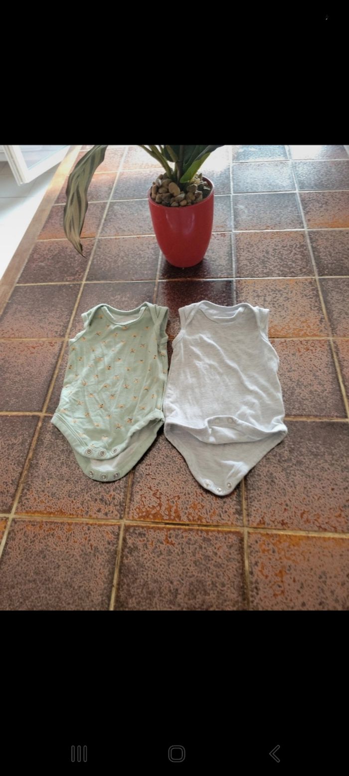 Lot 2 bodies sans manche - photo numéro 3