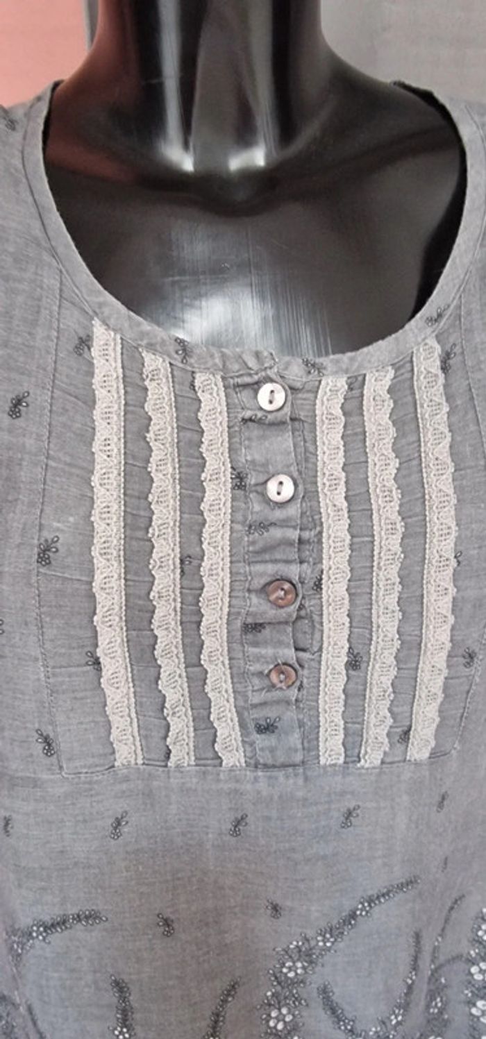 Blouse grise à boutons - photo numéro 2