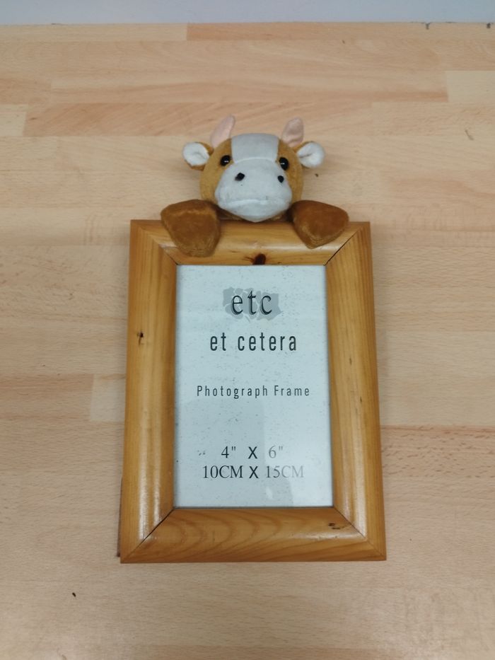 Cadre photo format 10 x 15 cm (4" x 6"), en bois, avec une peluche vache attachée sur le dessus. Parfait pour une chambre d'enfant - photo numéro 6