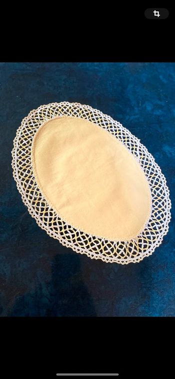 Vintage Napperon ovale jaune pâle