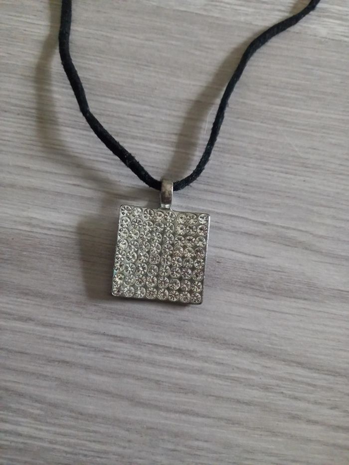 Collier lacey en cuir pendentif strass - photo numéro 2