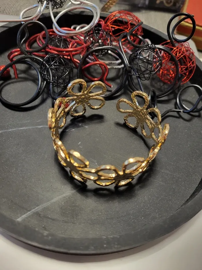 Bracelet jonc en acier inoxydable doré avec de grandes fleurs - photo numéro 2