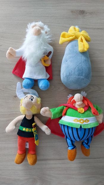 4 peluches Asterix