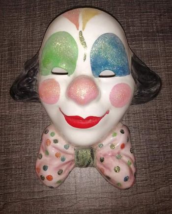 Masque clown mural
Environ 20 cm sur 17 cm