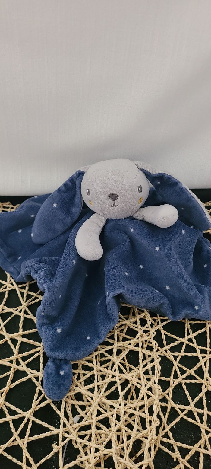 DOUDOU PLAT LAPIN BLEU ET GRIS AVEC ETOILES SIMBA TOYS