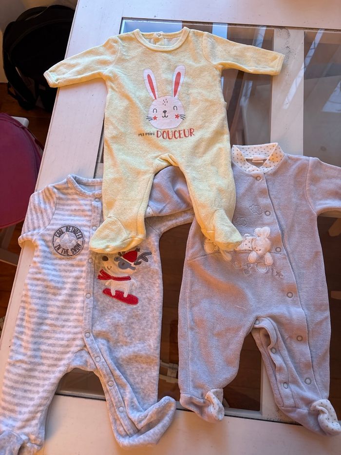Lot de 9 pyjamas hiver + 11 vêtements - taille 1 mois - photo numéro 2