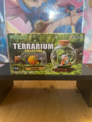 Pikmin –  Terrarium Pikmin rouge, Pikmin jaune & Buta-dokkuri (5-7 cm) Re-Ment
