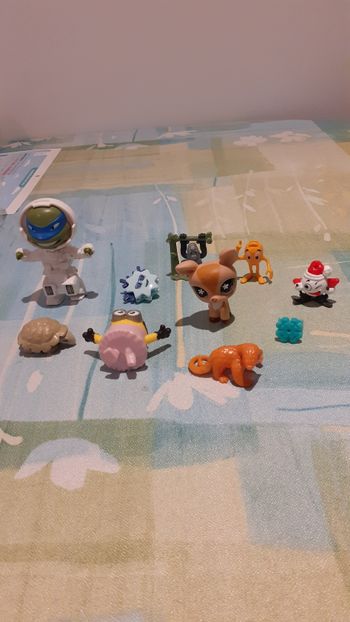 Lot de 8 figurines + cadeau