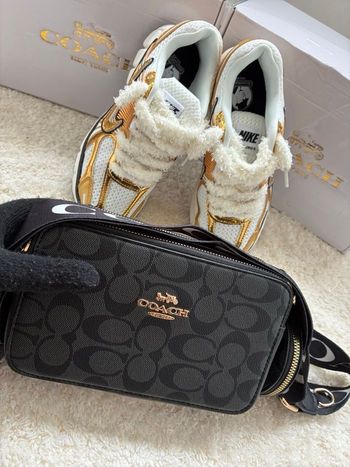 Sac Coach Noir Motif Signature: Chic et Fonctionnel"