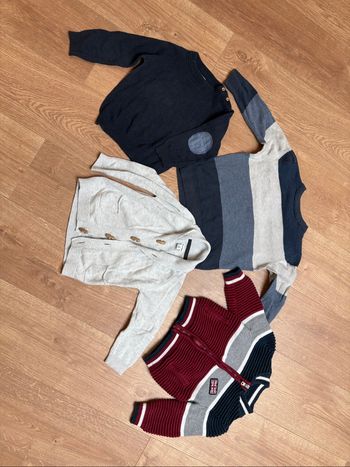 Lot 4 pulls et veste bébé 24 mois
