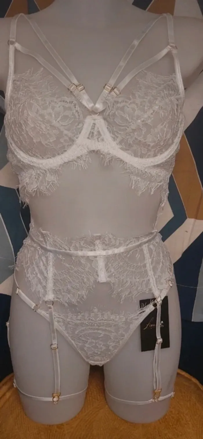Ensemble dentelle  blanche neuf