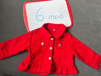 Veste rouge taille 6 mois