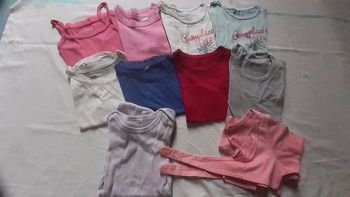 Lot de 10 articles : 8 tee shirts et débardeurs et 1 body et 1 boléro