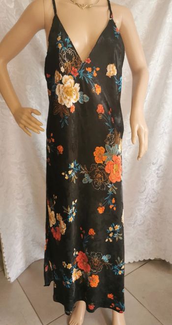Robe noire satinée.Imprimé floral. Taille 40