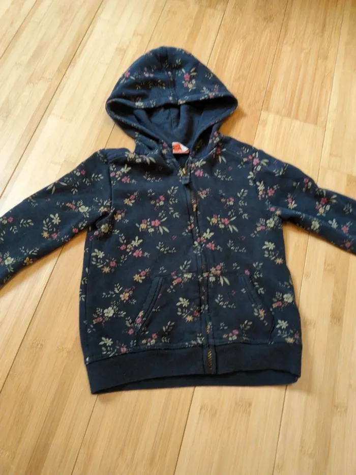 Sweat à capuche.