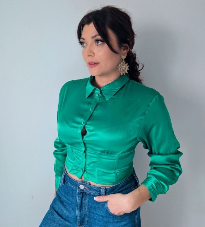 Chemisier court vert satiné moderne tendance printemps Marque FB Sisters Taille 38 M - photo numéro 5