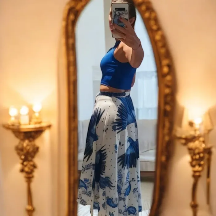 Ensemble été 💙 jupe portefeuille imprimé perroquet + crop top bleu – tendance bohème chic 🦚 - photo numéro 2