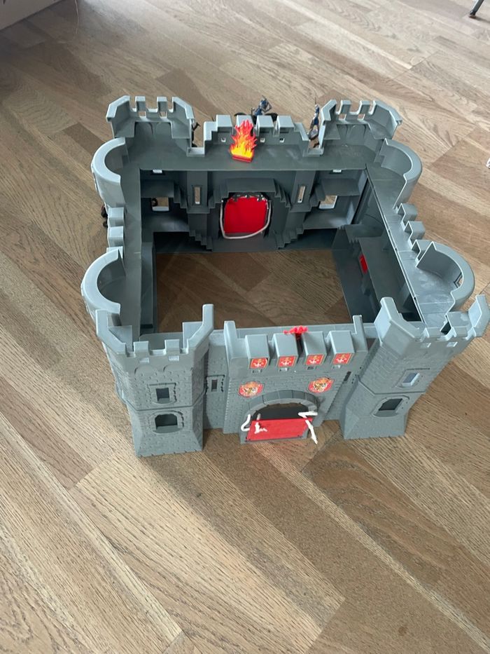 Château fort et chevalier