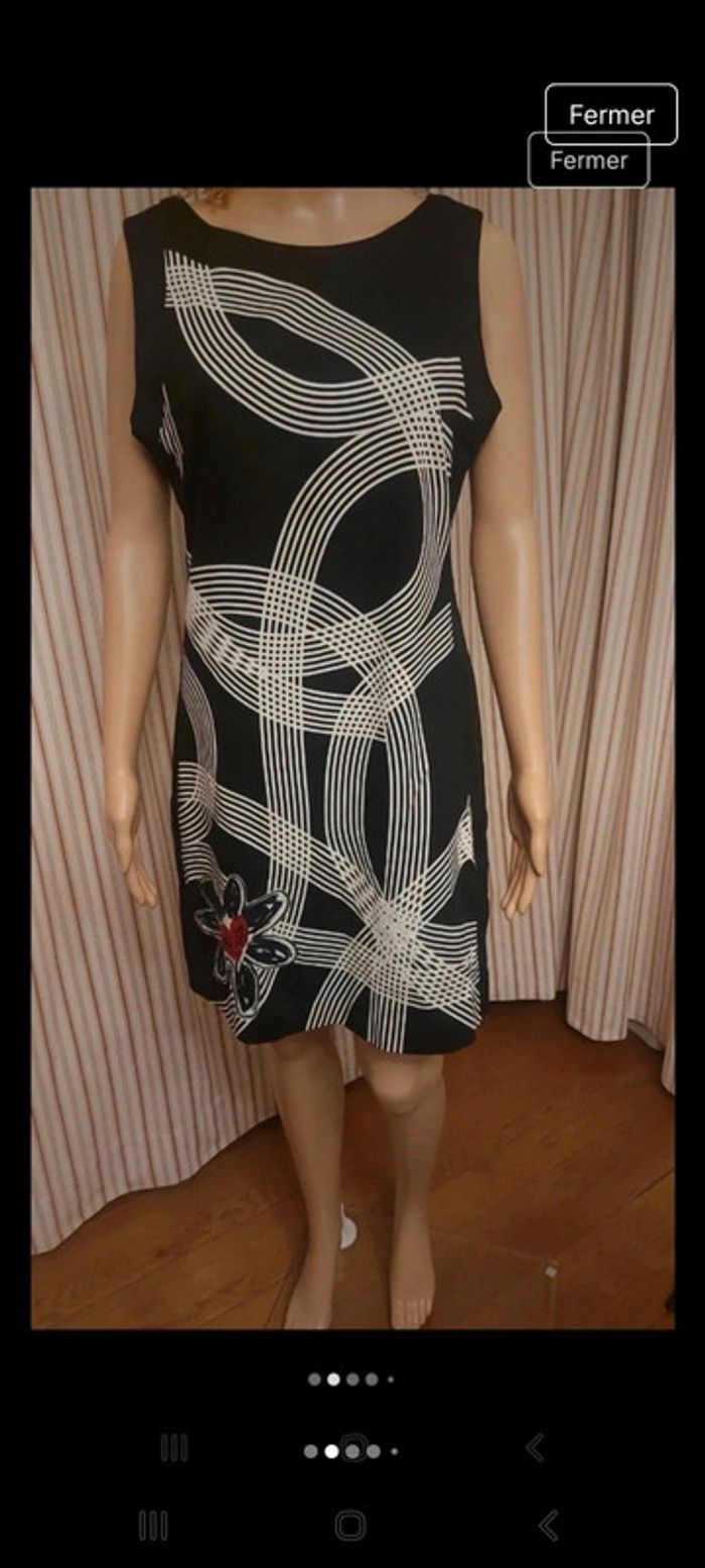 Jolie Robe Desigual fond Noir eur 42 - photo numéro 2