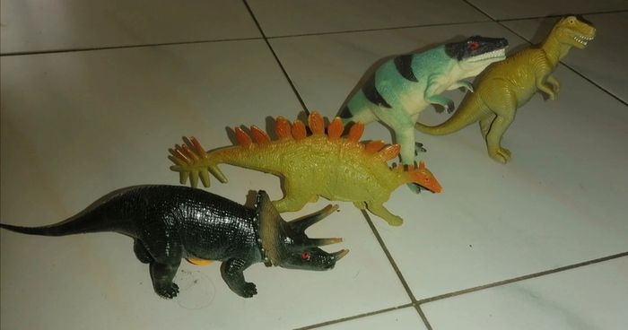 Lot 4 dinosaures de 10 cm