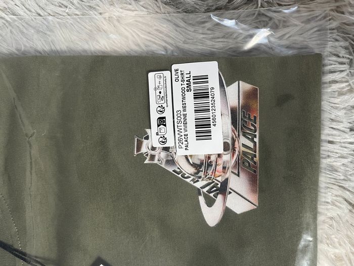 T-shirt Palace x Vivienne Westwood olive 🫒 - photo numéro 10